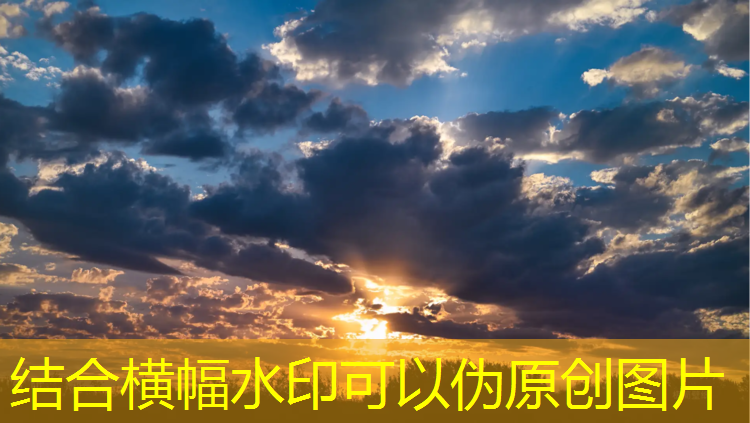 室内举矿泉水瓶健身大叔